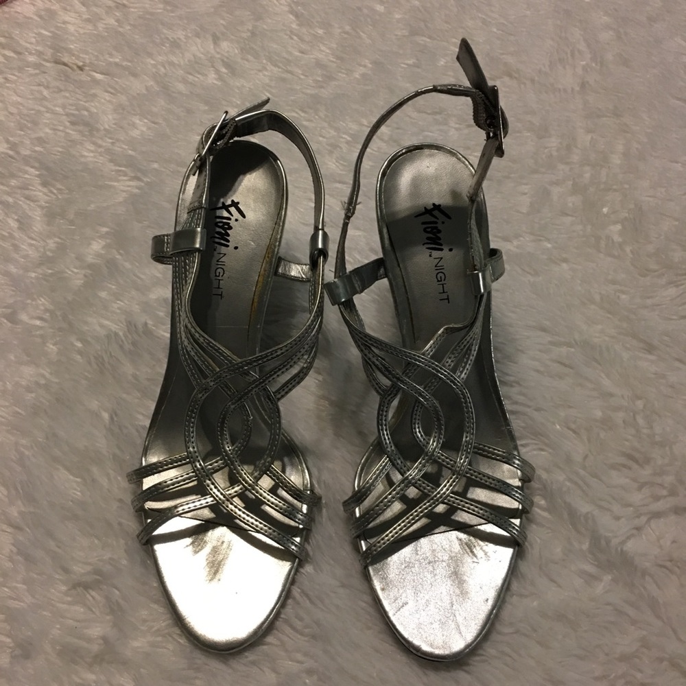 Silver Heels - Picture 8 of 8